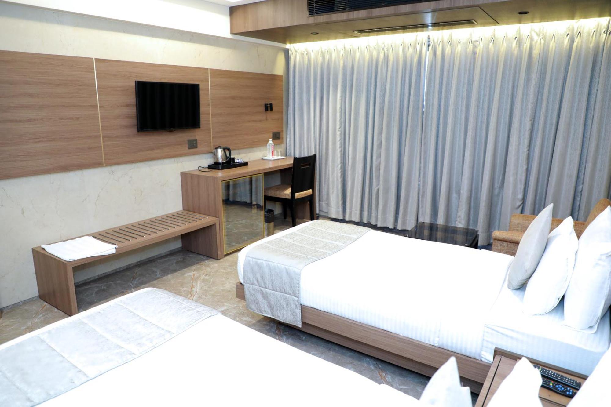 Hotel Archana Residency Мумбай Екстериор снимка