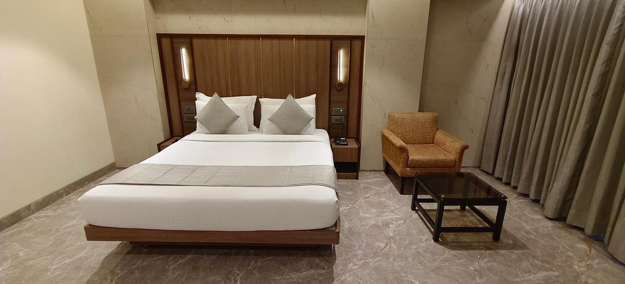 Hotel Archana Residency Мумбай Екстериор снимка