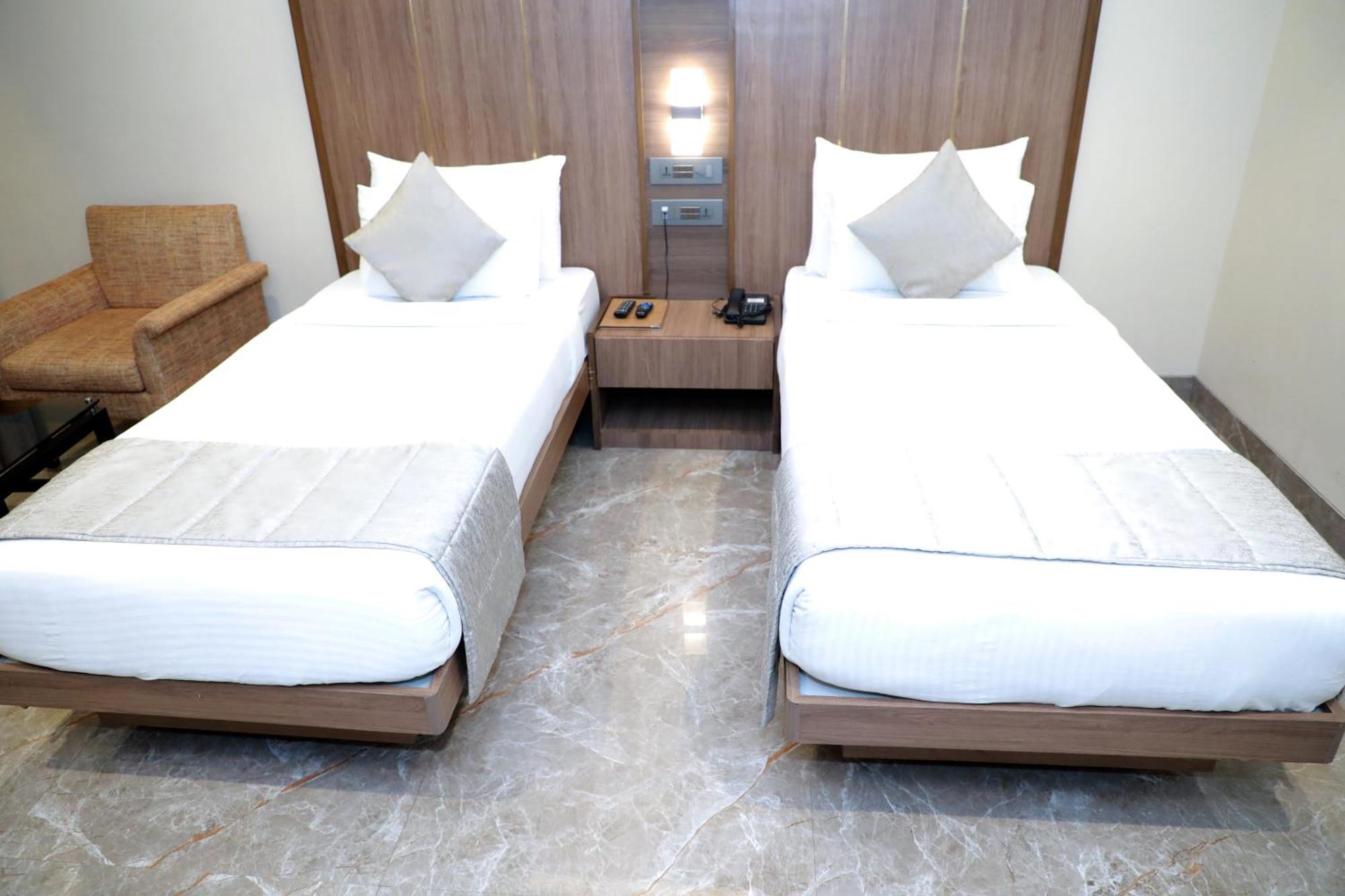 Hotel Archana Residency Мумбай Екстериор снимка