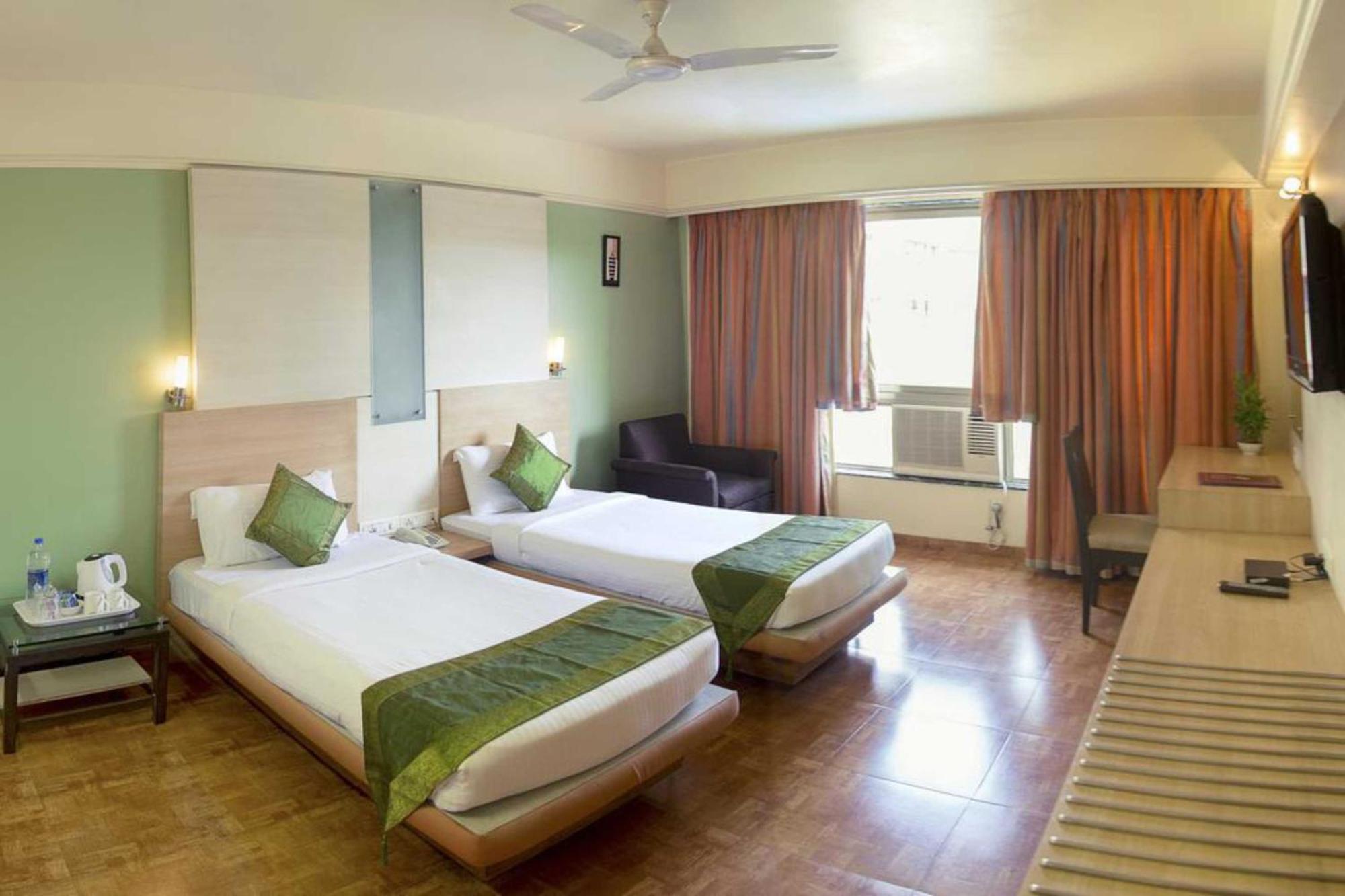 Hotel Archana Residency Мумбай Екстериор снимка